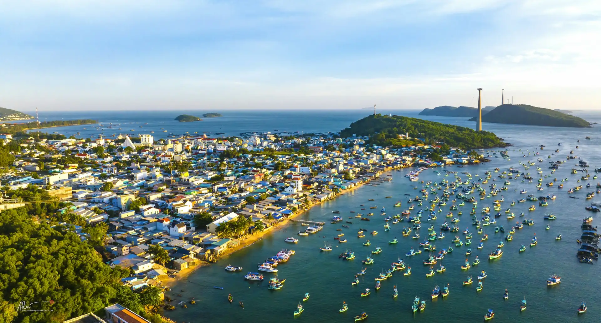 Biển xanh ngọc và tàu thuyền ở Phú Quốc nhìn từ trên cao